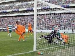 Momento en que se mete el primer gol de Santos en el partido luego de un tiro penal. MEXSPORT /