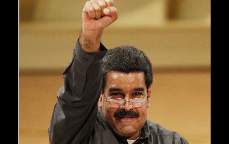 Maduro hace un gesto de triunfo. AP /
