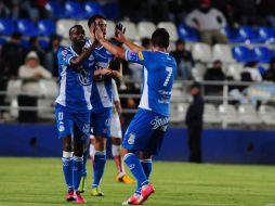 Los jugadores del Puebla se felicitan luego de conseguir el pase a la siguiente ronda de la Copa MX. MEXSPORT /