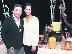 Con el festejado. Juan de Dios Mayorquín y Alicia Venegas. EL INFORMADOR /