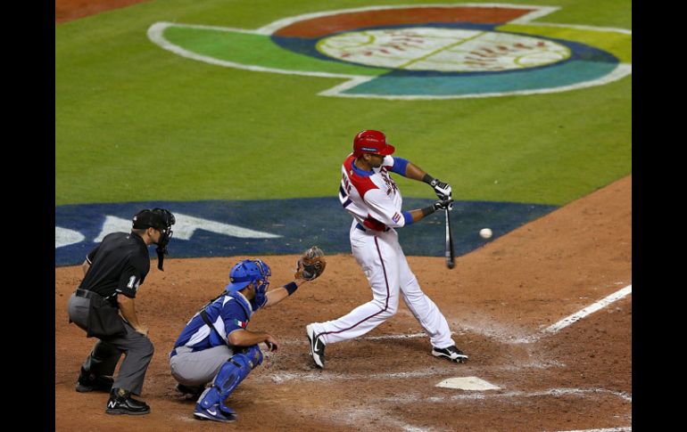 Alex Rios conecta un hit durante el partido. AFP /