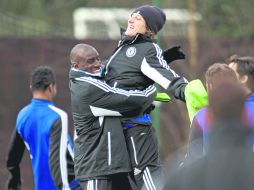 Confiados. Demba Ba y David Luiz, del Chelsea, bromean durante la práctica de ayer en Londres. AFP /