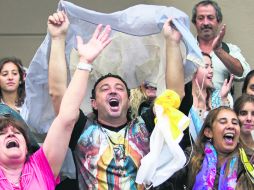 Festejos. Entre decenas de Ave Marías, los feligreses gritaron emocionados en Buenos Aires: “¡Viva el Papa!”. AP /