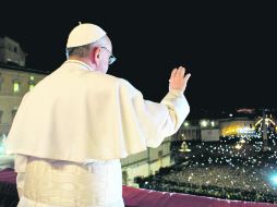 NUEVO PASTOR. Francisco saluda a los fieles momentos después de ser ungido como sucesor de Benedicto XVI. EFE /