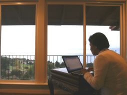 Se registró un tráfico de 130 mil tuits por minuto justo después de que el cardenal protodiácono Jean Louis Tauran diera la noticia. AP /