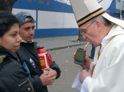 Foto tomada en 2009 del Papa Francisco bebiendo  ''mate'', una infusión tradicional argentina. AFP /