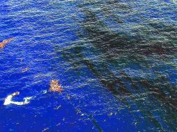 Los puertos marítimos más cercanos no disponen ni de barcos ni de personal para controlar la expansión de la mancha. ARCHIVO /