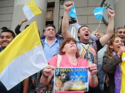Católicos celebran la proclamación de Jorge Mario Bergoglio como Papa en la catedral de Buenos Aires. EFE /