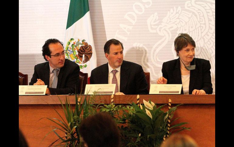 La administradora del PNUD, Helen Clark, Juan Manuel Valle y el secretario de Relaciones Exteriores, José Antonio Meade (c). NTX /