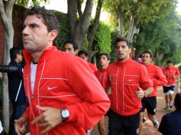 El capitán Leandro Cufré (frente) es el encargado de dar a conocer la medida. MEXSPORT /