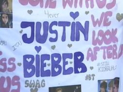 Fanáticas esperan impacientes a Justin Bieber. EFE /