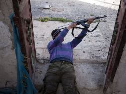 Un soldado del Ejército Libre Sirio dispara en Menag. EFE /