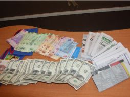 Ella tiraba un pequeño morralito con la paca de papel periódico y algunos billetes para simular una gran cantidad de dinero. ESPECIAL /