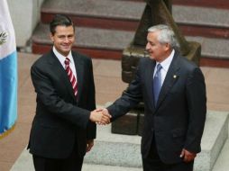 Peña Nieto se comprometió en septiembre pasado a dar un impulso a las relaciones bilaterales junto a Pérez Molina. ARCHIVO /
