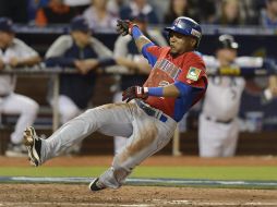 El dominicano Erick Aybar anota una carrera ante Estados Unidos. EFE /