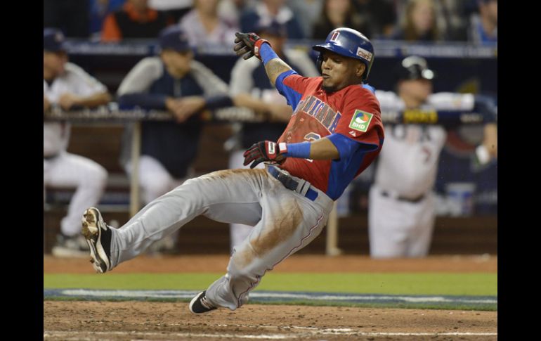 El dominicano Erick Aybar anota una carrera ante Estados Unidos. EFE /