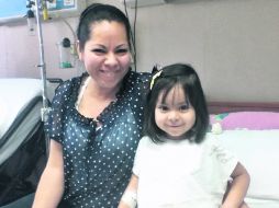 MARÍA TAFOLLA Y SU HIJA SOFÍA. La niña lleva dos años y medio enfrentando la insuficiencia renal. ESPECIAL /