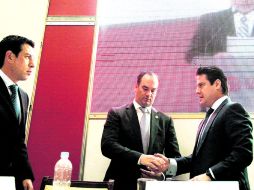 El presidente del Consejo Directivo de la Canaco Guadalajara, Francisco Beckmann, recibe el saludo del gobernador Aristóteles Sandoval. EL INFORMADOR /