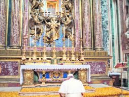 omo lo dijo tras su nombramiento como Santo Padre, Francisco fue a rezarle a la virgen en la Basílica de Santa María la Mayor. EFE /