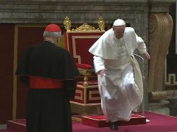 El Papa Francisco se encaminó a saludar al decano y estuvo a punto de caer, pero logró mantenerse en pie. AP /