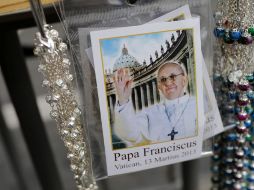 Vista de unas postales del papa Francisco en una tienda de recuerdos en el Vaticano. EFE /