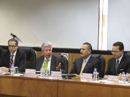 José Ignacio Peralta Sánchez (i) junto con el secretario de Comunicaciones y Transportes, Gerardo Ruiz Esparza (2i) y diputados. NTX /