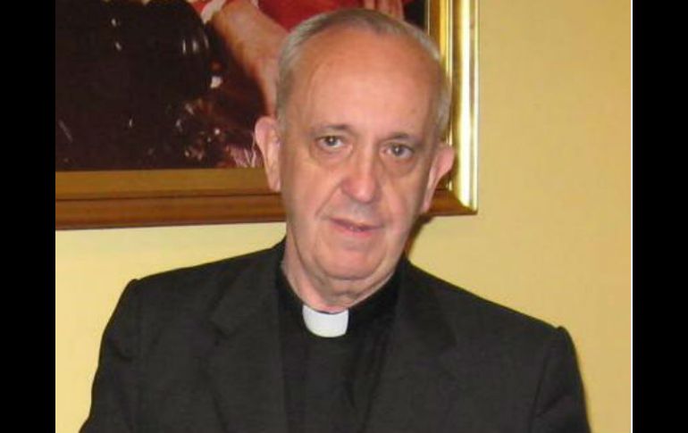 El Sumo Pontífice de la Iglesia Católica posa con una camisa del San Lorenzo del cual es socio y aficionado. EFE /