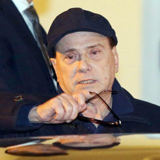 Berlusconi sale del hospital tras una semana
