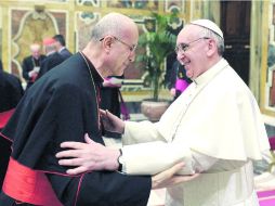 El Papa Francisco saluda al cardenal italiano Tarcisio Bertone en la Sala Clementina del Vaticano. EFE /