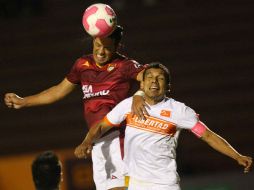 Lilingston disputa un balón durante el partido. MEXSPORT /