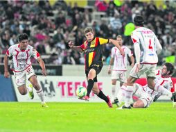 Entre lobos. El delantero de la UdeG, Eial Strahman, estuvo contenido por la defensa poblana. EL INFORMADOR /