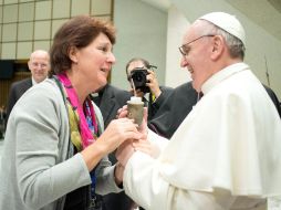 Una de las periodistas felicita al Papa por su elección y le ofrece mate, una bebida tradicional argentina. EFE /