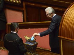 Mario Monti participa en la votación para nombrar al nuevo presidente del Senado. EFE /