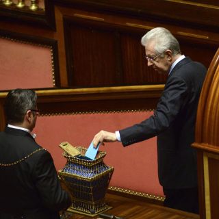 Napolitano pide a Monti quedarse hasta que se forme un Gobierno