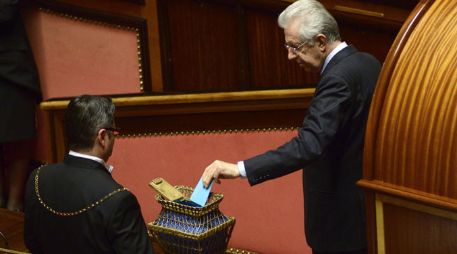 Mario Monti participa en la votación para nombrar al nuevo presidente del Senado. EFE /