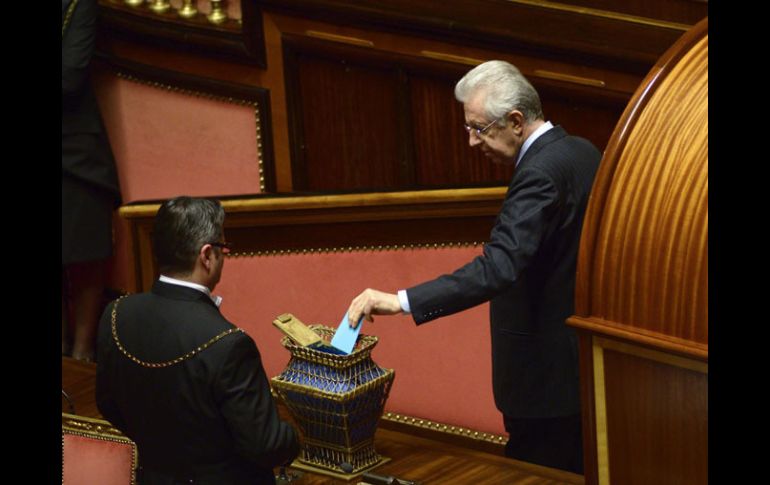Mario Monti participa en la votación para nombrar al nuevo presidente del Senado. EFE /