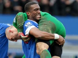 Sylvain Distin celebra el triunfo cargando al portero Jan Mucha. AFP /