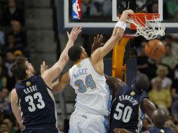 Marc Gasol (i) intenta bloquear un enceste de McGee(c). AP /