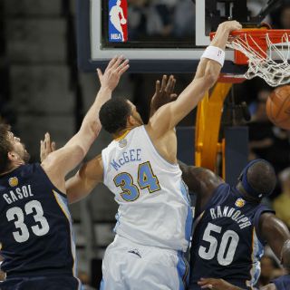 Koufos gana el duelo a Gasol