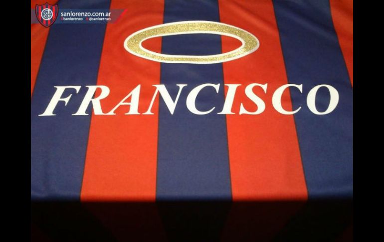 Imagen difundida por el club San Lorenzo de la camisa. ESPECIAL /