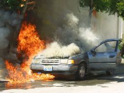 El automóvil pudo haberse incendiado intencionalmente. ARCHIVO /