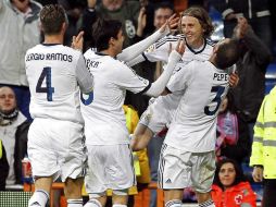 Luka Modric celebra con sus compañeros que lo cargan. EFE /