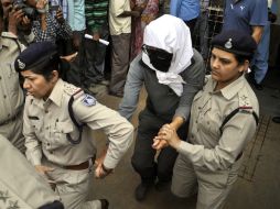 La identidad de la mujer permanece oculta ya que la ley india no autoriza su identificación para protegerla. AP /