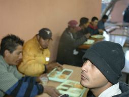 Las personas que no pudieron acreditar su legal estancia en el país quedaron a disposición de las autoridades. ARCHIVO /