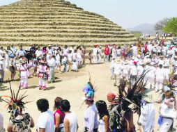 Ceremonia. Los interesados en tomar parte de esta celebración deben acudir vestidos de blanco, esa es una de las reglas principales.  /
