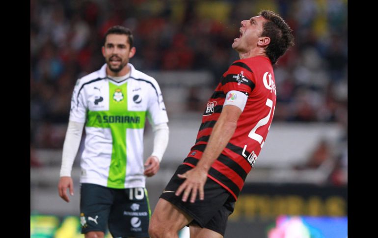 Leandro Cufré grita luego de caer el segundo gol de Santos en el partido.  /