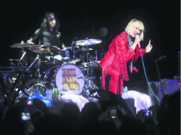 Energía pura. La vocalista Karen O eligió un outfit rojo y plata para la velada. La banda salió poco antes de las 23:00 horas. EL INFORMADOR /