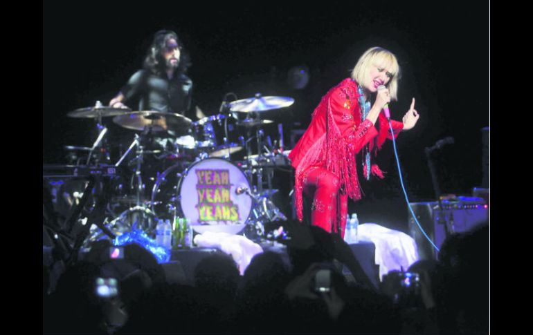 Energía pura. La vocalista Karen O eligió un outfit rojo y plata para la velada. La banda salió poco antes de las 23:00 horas. EL INFORMADOR /
