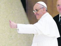 Con un saludo impensable, el sonriente Papa recibió a los comunicadores en el Vaticano. EFE /
