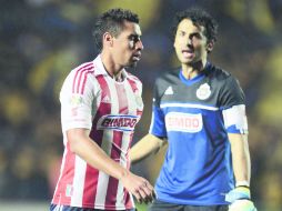 Araujo salió expulsado y cuando se dirigía al vestidor se llevó un fuerte regaño de Luis Michel. ''Pato'' se perderá el Clásico. MEXSPORT /